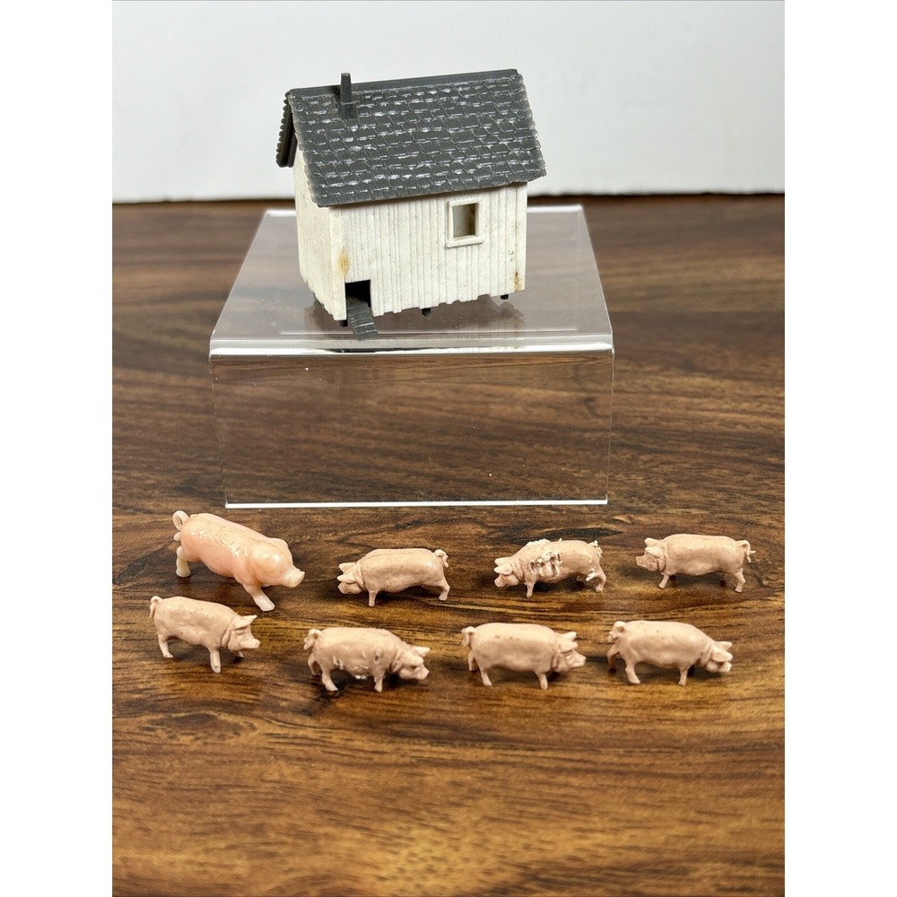 Revell HO Scale Farm Chicken Coop And 8 Pigs Train Accessories Animals Farmhouse
